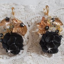 BO Traumfänger Schwarz und Gold Gewellt bestickt mit Swarovski-Kristallen, Stoffblumen und Rocailles.